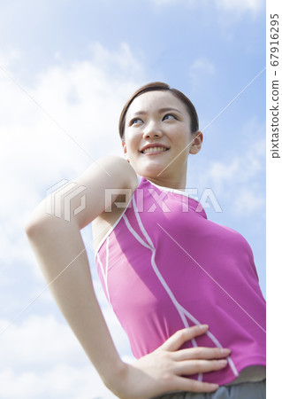 運動裝的女性 運動裝的女性 67916295