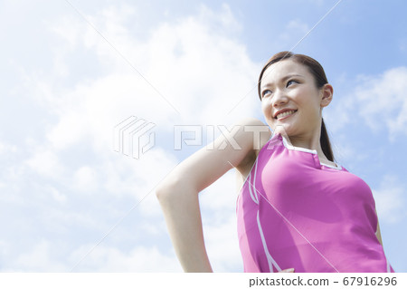 運動裝的女性 運動裝的女性 67916296