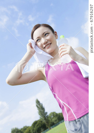 一個女人用毛巾出汗 一個女人用毛巾出汗 67916297