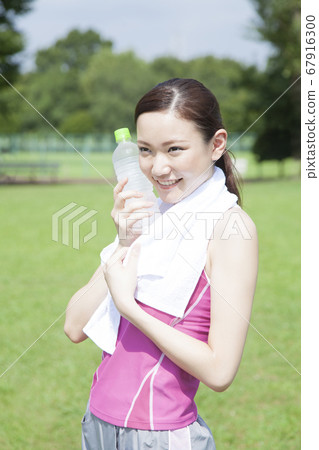 一個女人,行使和休息 一個女人,行使和休息 67916300