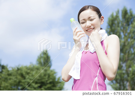一個女人，行使和用水冷卻 67916301