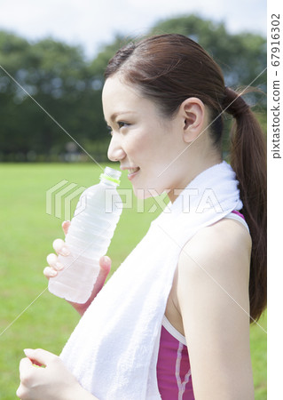 一個女人,行使和休息 一個女人,行使和休息 67916302