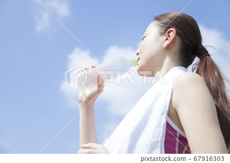 婦女運動和補水 婦女運動和補水 67916303