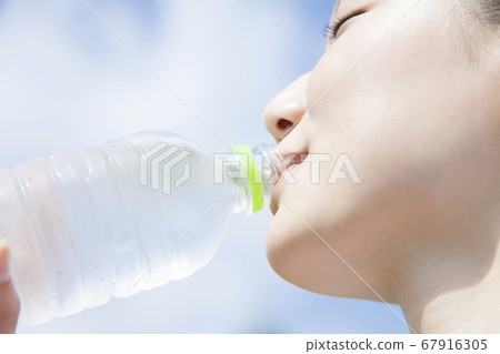 喝礦泉水的女人 67916305