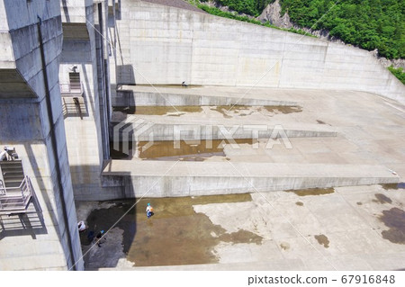 Cleaning of Tokuyama dam in Gifu prefecture Cleaning of Tokuyama dam in Gifu prefecture 67916848