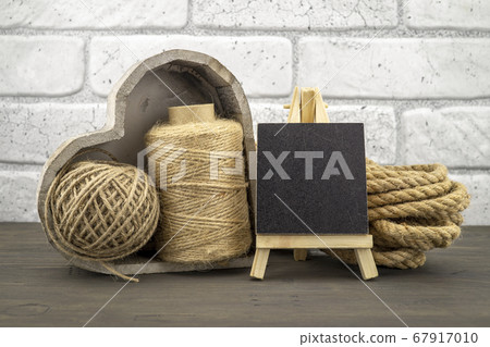 Assorted balls of hemp twine with rope and slate 67917010