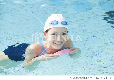 Woman swimming on a beat board 67917105