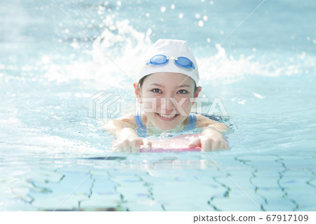 Woman swimming on a beat board 67917109