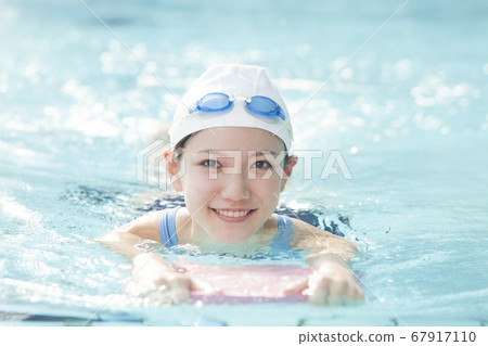 Woman swimming on a beat board 67917110