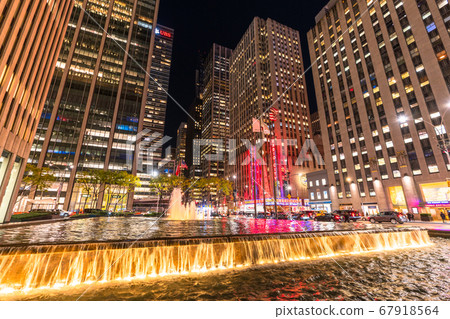 《紐約》曼哈頓中城辦公區的夜景 67918564