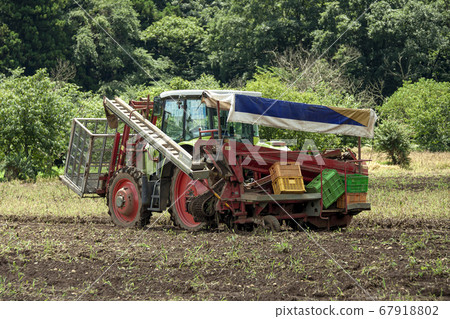 Agricultural tractor [image of upland field] 67918802