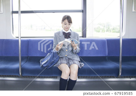 在火車上學習的高中女生 67919585