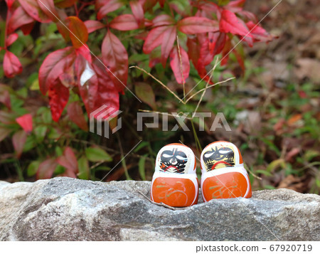 達磨和秋天的落葉排列成兩半 達磨和秋天的落葉排列成兩半 67920719