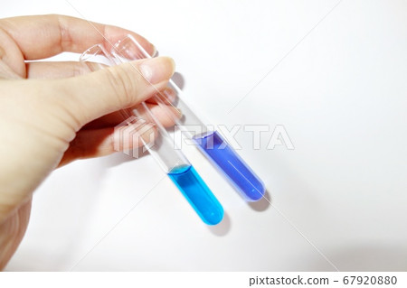 兩個左手試管,淺藍色和藍色水溶液 兩個左手試管,淺藍色和藍色水溶液 67920880
