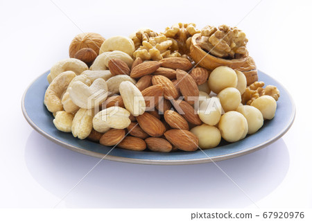 混合堅果 ， 核桃， 杏仁，腰果，夏威夷果，ミックスナッツ、クルミ、アーモンド、Mixed nuts 67920976