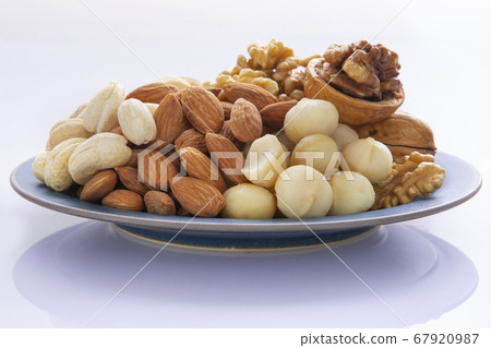 混合堅果 ， 核桃， 杏仁，腰果，夏威夷果，ミックスナッツ、クルミ、アーモンド、Mixed nuts 67920987
