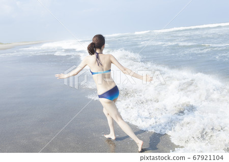 在海裡玩的泳裝的女人 在海裡玩的泳裝的女人 67921104