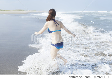 在海裡玩的泳裝的女人 在海裡玩的泳裝的女人 67921105