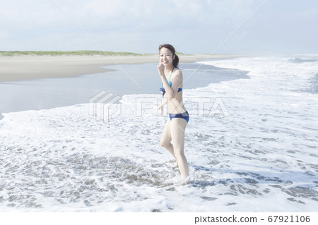 在海裡玩的泳裝的女人 在海裡玩的泳裝的女人 67921106