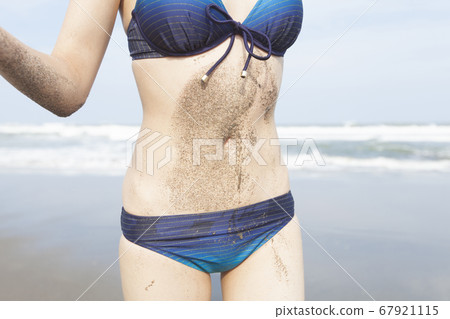 一個穿泳衣的女人 67921115