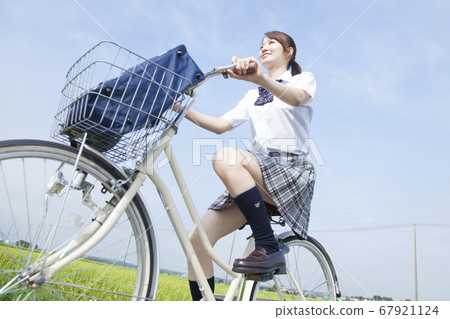 High school girls who go to school by bicycle 67921124