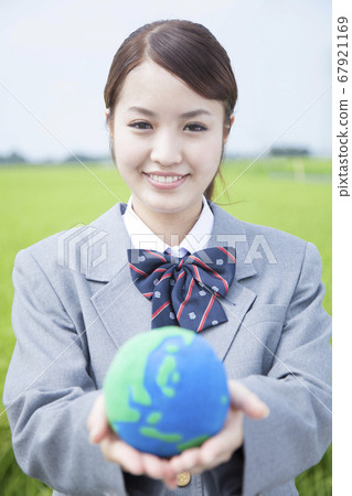 地球和高中女生 地球和高中女生 67921169