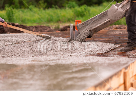 Lay of the cement or concrete into the foundation 67922109