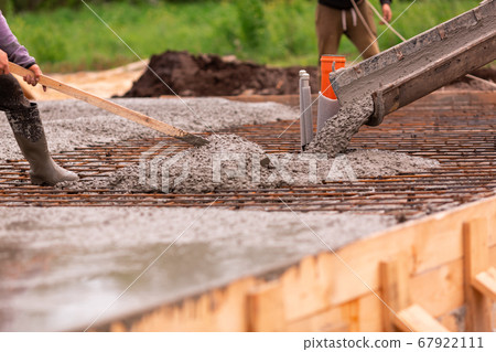 Lay of the cement or concrete into the foundation 67922111