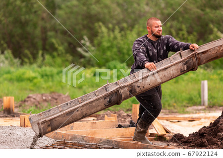 Lay of the cement or concrete into the foundation 67922124