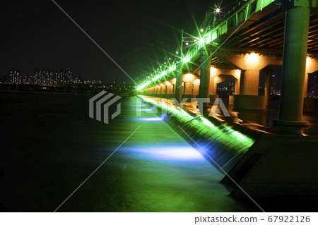 Beautiful lights of Jamsil Bridge 67922126