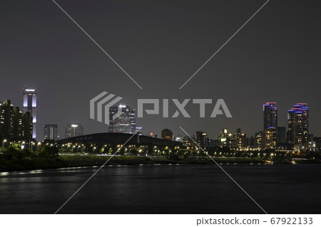 城市絢爛的夜景 67922133