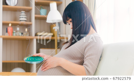 Mosquito coil incense pregnant woman smoke smoke copy space 16:9 67922579