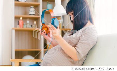 Headphones Pregnant Woman Prenatal 16:9 67922592