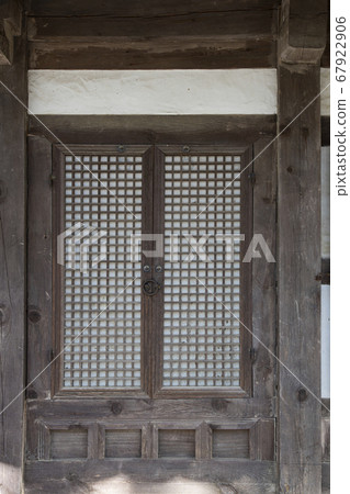 Visit the lattice windows of a Hanok Visit the lattice windows of a Hanok 67922906