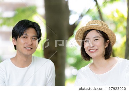 一對情侶享受假期[公園] 67922920