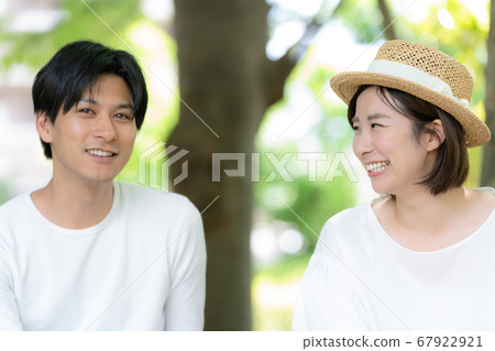 一對情侶享受假期[公園] 67922921