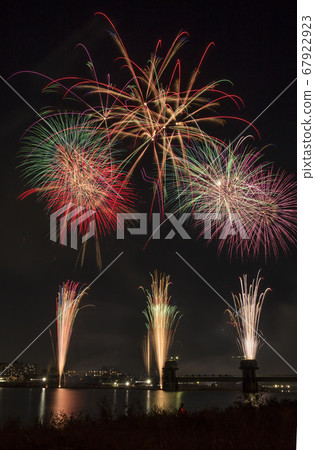 煙花在夜空中在河上 煙花在夜空中在河上 67922923