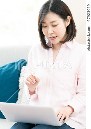 舉行在線會議的中年婦女面對計算機[焦慮] 67923039