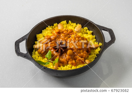Curry with chickpeas and couscous 67923082