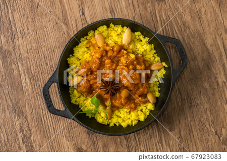 Curry with chickpeas and couscous 67923083