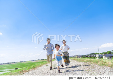 家庭，藍天，運行 67923351