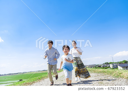 家庭,藍天,運行 家庭,藍天,運行 67923352