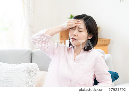 Middle women who are concerned about fever [Living] 67923792