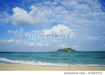 Biyangdo from Hyeopjae Beach Biyangdo from Hyeopjae Beach 67924741
