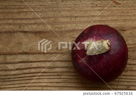Fresh red onion background wooden board 67925616