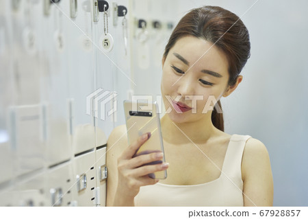 Relaxation, young woman, locker room, locker room, exercise, sports, health, fitness center, fitness center, sports center Relaxation, young woman, locker room, locker room, exercise, sports, health, fitness center, fitness center, sports center 67928857