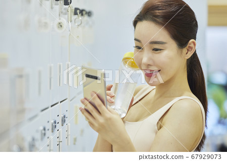 休閒,年輕女子,更衣室,更衣室,鍛煉,運動,健康,健身中心,健身中心,體育中心 休閒,年輕女子,更衣室,更衣室,鍛煉,運動,健康,健身中心,健身中心,體育中心 67929073