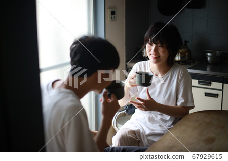 Couple drinking drinks Couple drinking drinks 67929615