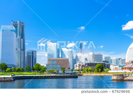 從神奈川縣橫濱的象鼻防波堤看到的夏季Minatomirai 從神奈川縣橫濱的象鼻防波堤看到的夏季Minatomirai 67929698