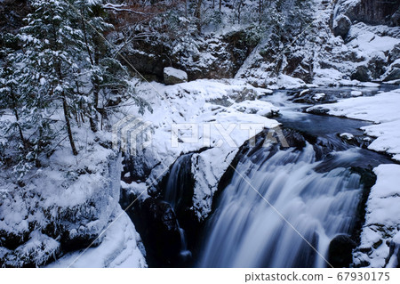 Mitarai Valley with snow (Tenagawa Village, Yoshino-gun, Nara Prefecture) Mitarai Valley with snow (Tenagawa Village, Yoshino-gun, Nara Prefecture) 67930175